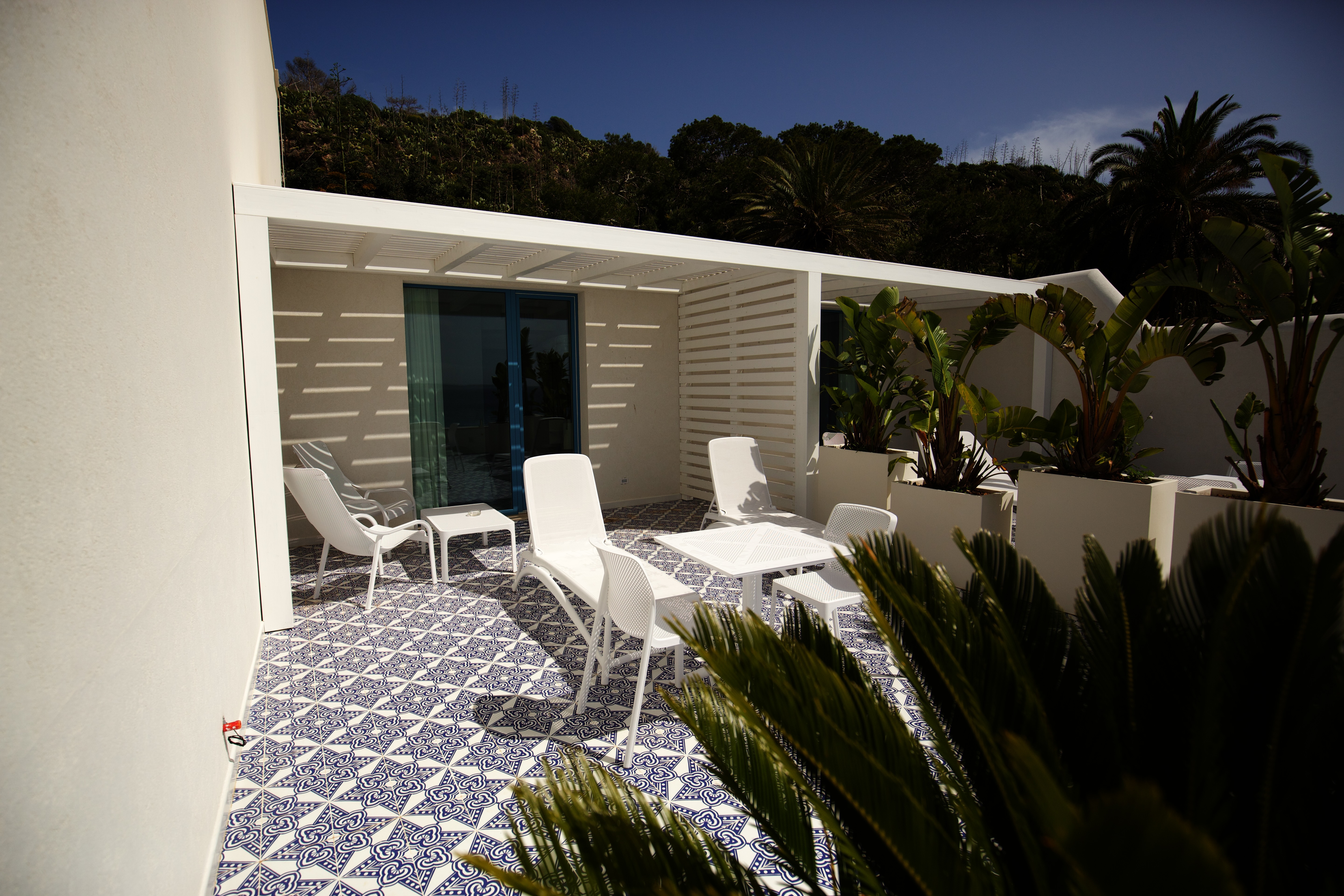 Terrazza con pergola, cementine blu